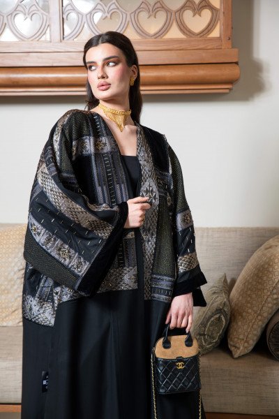 عباية فاخرة بتطريز شرقي ولمسات راقية