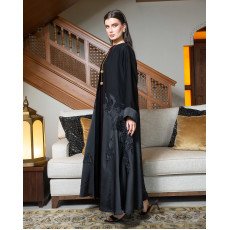 عباية فاخرة بانسيابية حريرية وتطريز زخرفي أنيق