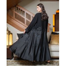 عباية فاخرة بانسيابية حريرية وتطريز زخرفي أنيق