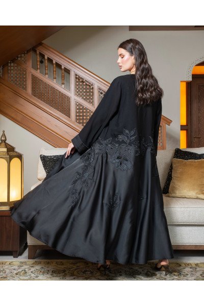عباية فاخرة بانسيابية حريرية وتطريز زخرفي أنيق