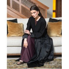 عباية فاخرة بانسيابية حريرية وتطريز زخرفي أنيق