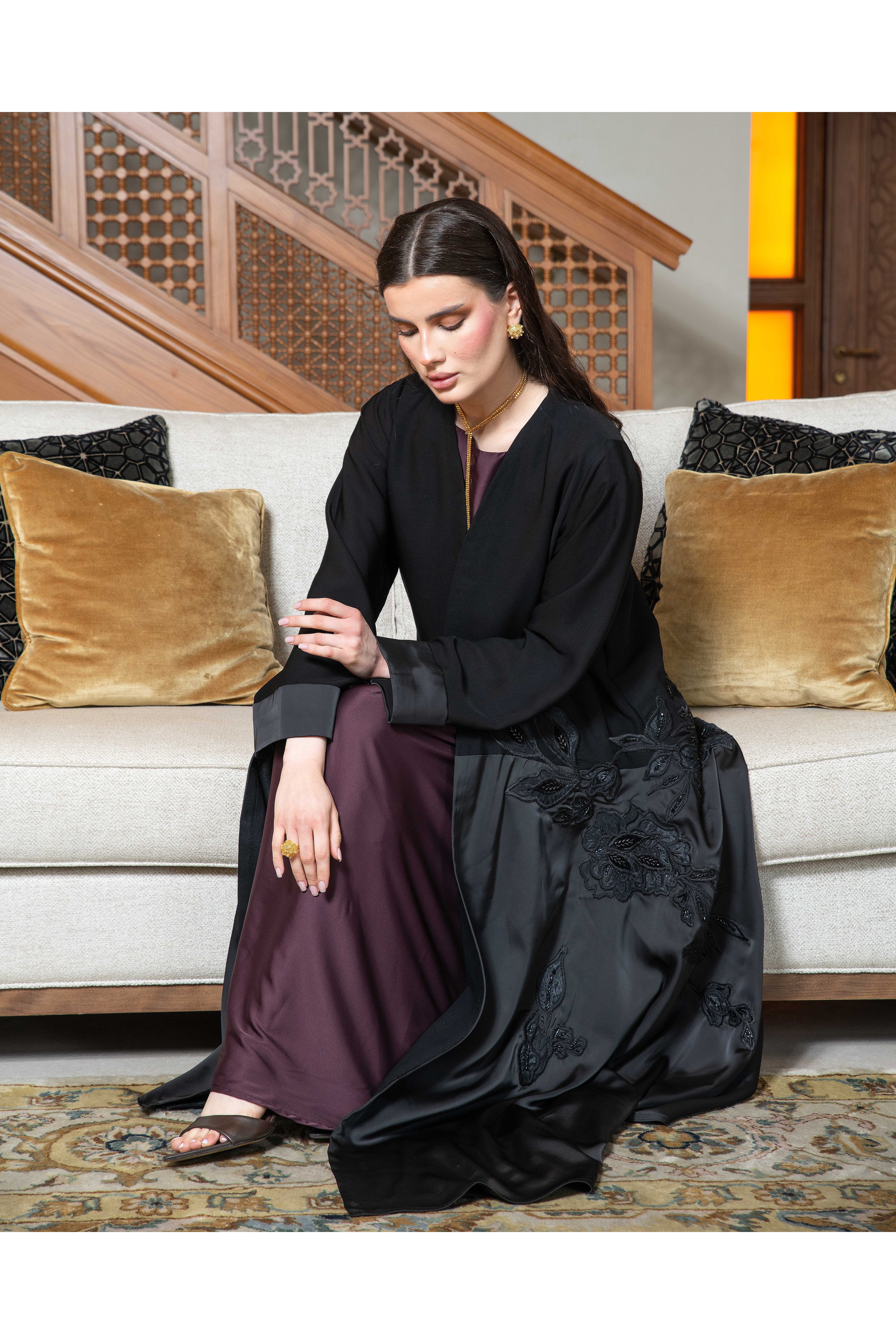 عباية فاخرة بانسيابية حريرية وتطريز زخرفي أنيق