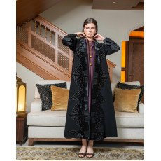 عباية مخملية سوداء بتفاصيل هندسية فاخرة