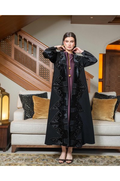 عباية مخملية سوداء بتفاصيل هندسية فاخرة