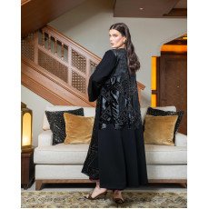 عباية مخملية سوداء بتفاصيل هندسية فاخرة