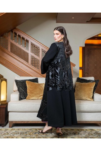 عباية مخملية سوداء بتفاصيل هندسية فاخرة