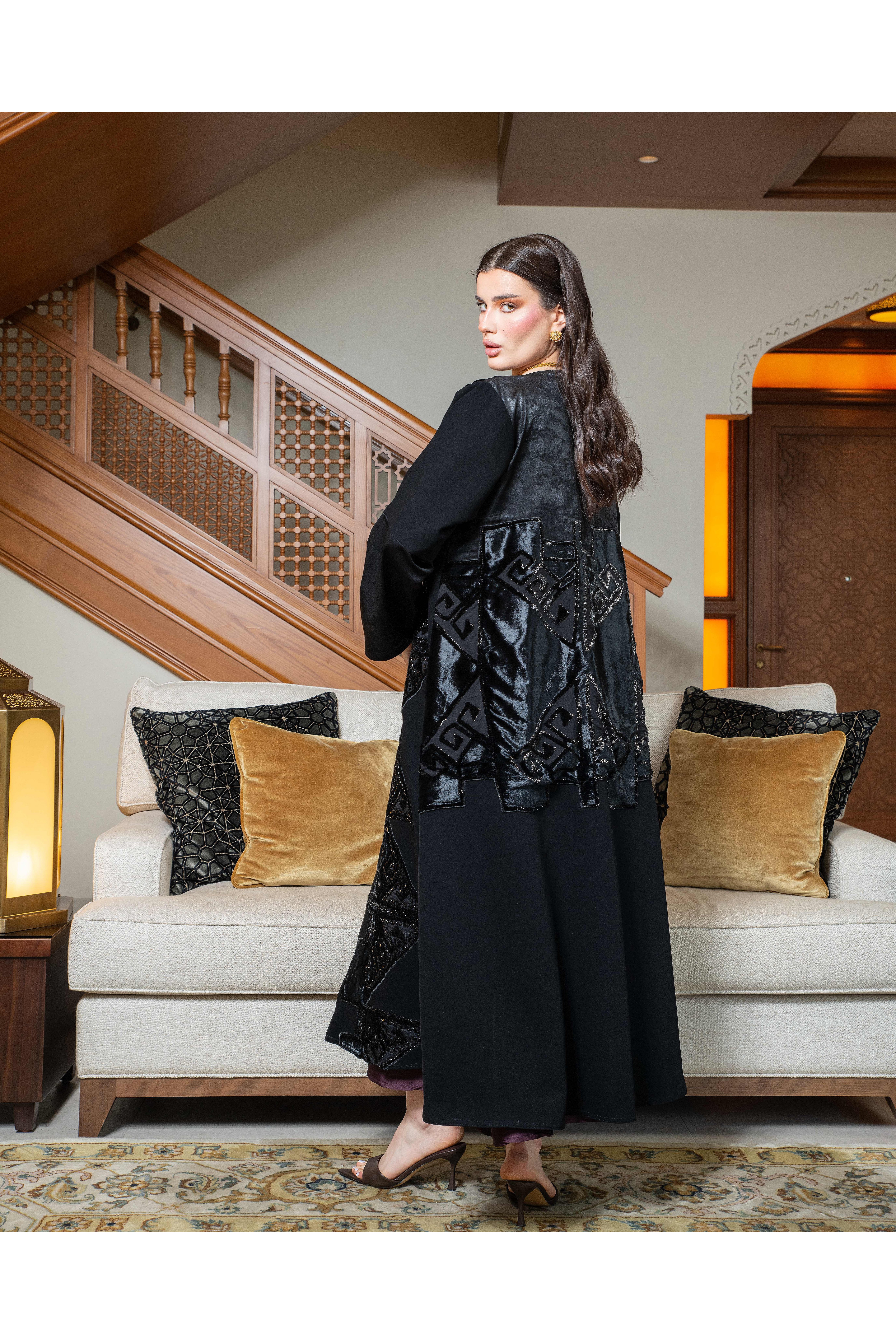 عباية مخملية سوداء بتفاصيل هندسية فاخرة