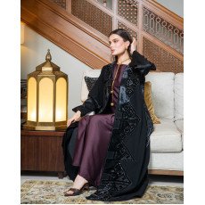 عباية مخملية سوداء بتفاصيل هندسية فاخرة