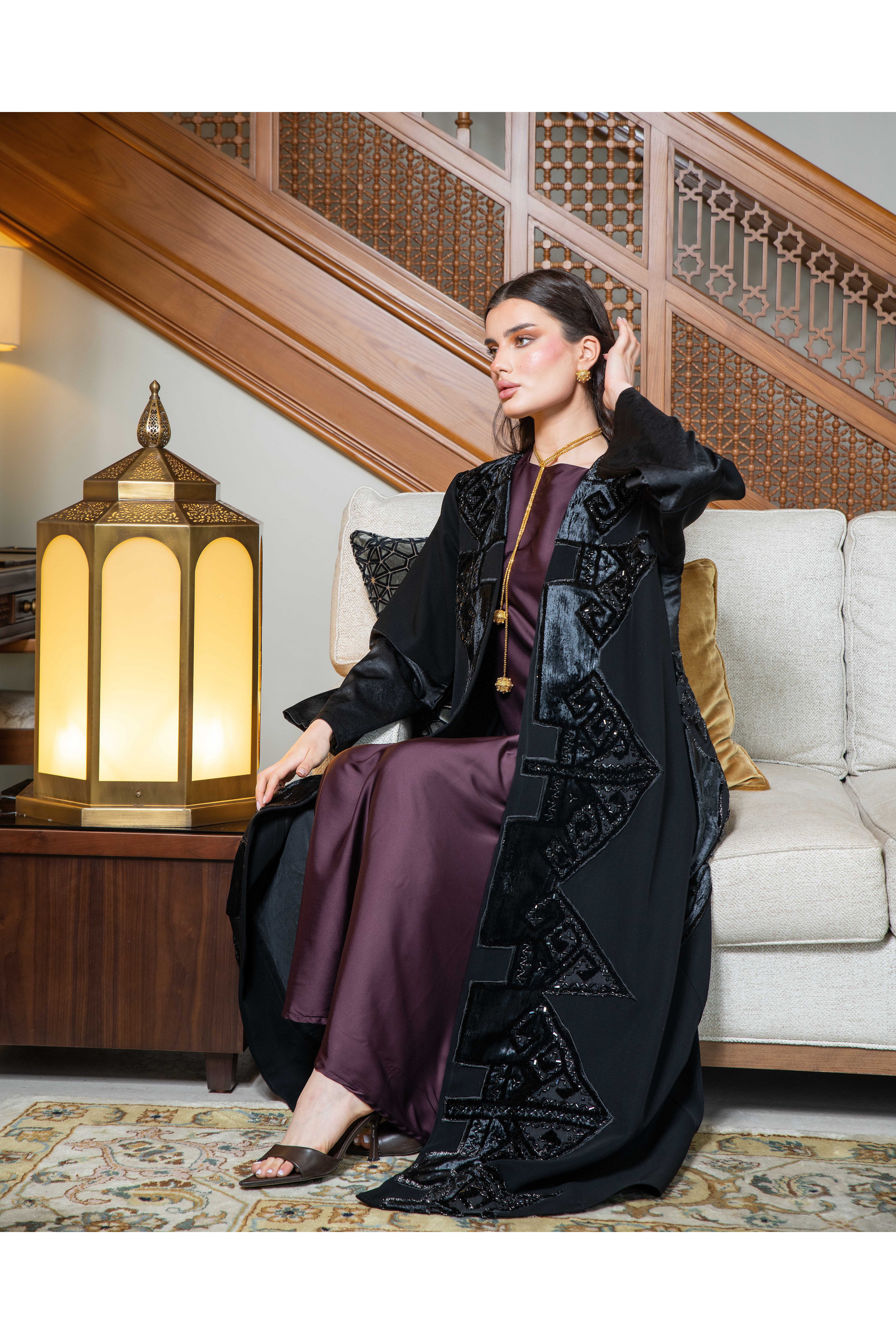 عباية مخملية سوداء بتفاصيل هندسية فاخرة