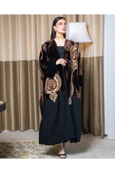 عباية مخمل بني فاخر بتطريز شرقي راقٍ