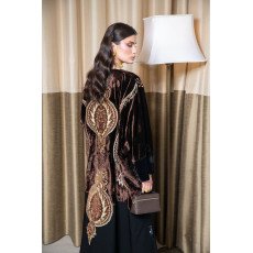 عباية مخمل بني فاخر بتطريز شرقي راقٍ