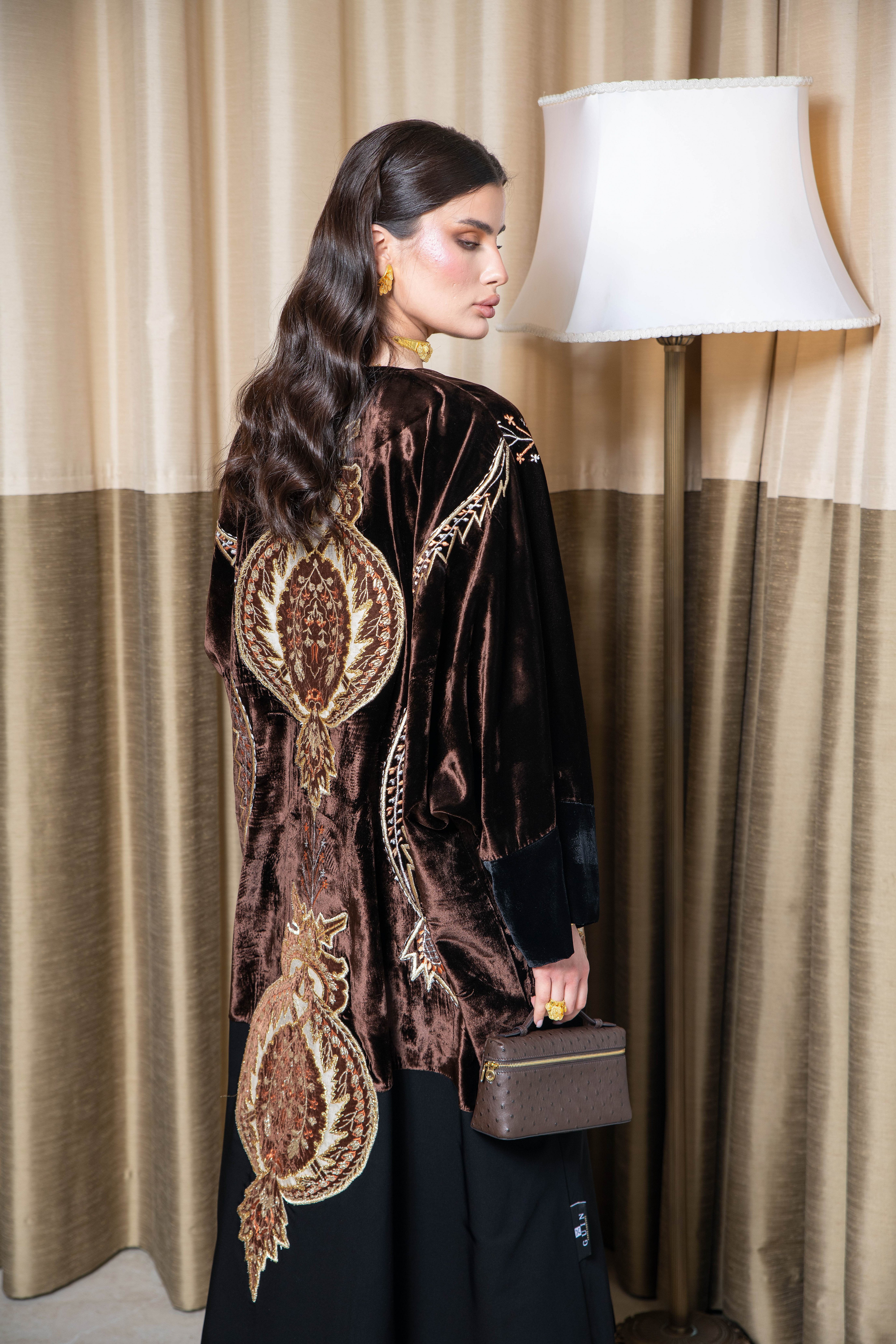 عباية مخمل بني فاخر بتطريز شرقي راقٍ