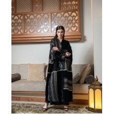 العباية الفاخرة — أسود ملكي بتطريز ذهبي العباية الفاخرة — أسود ملكي بتطريز ذهبي
