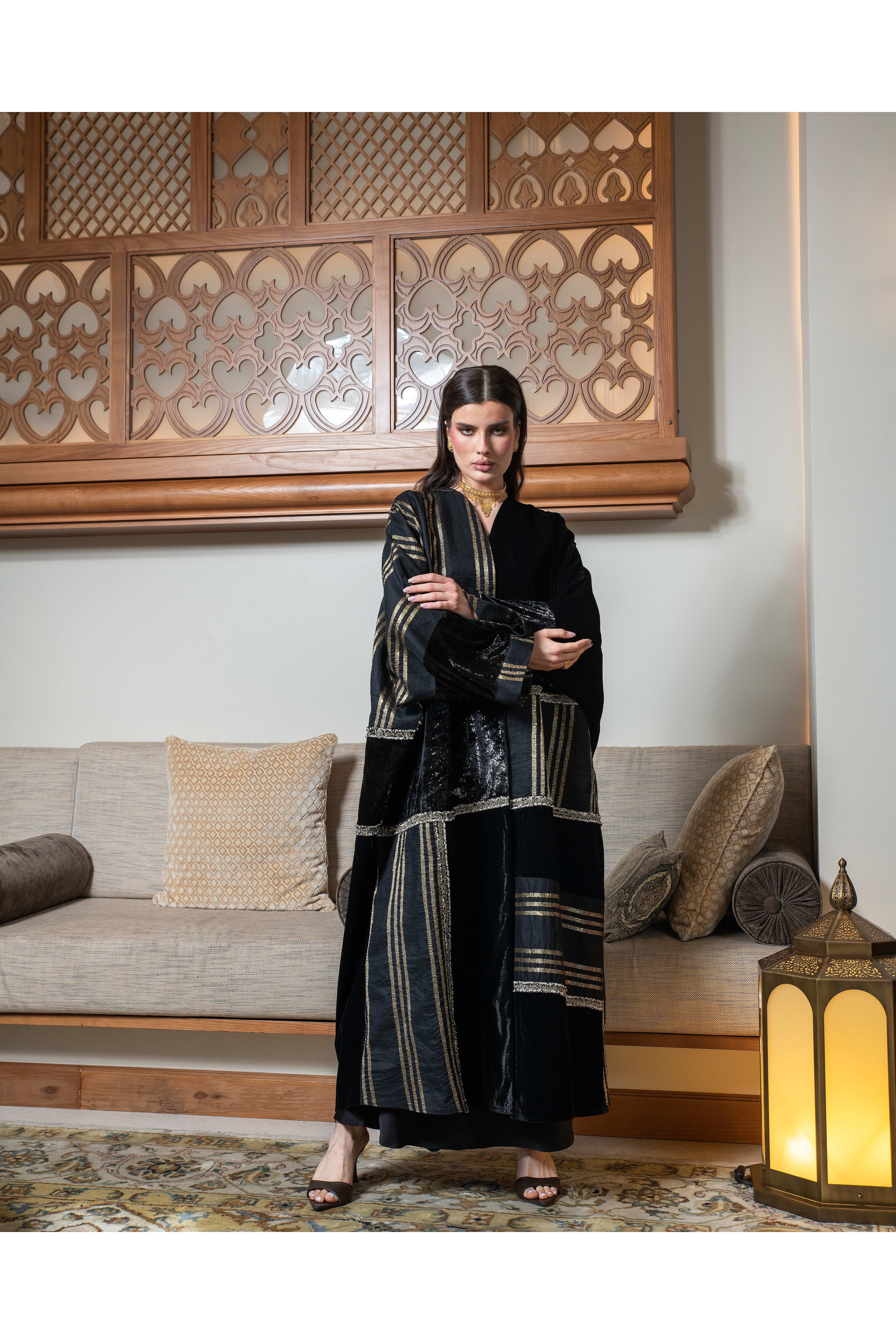 العباية الفاخرة — أسود ملكي بتطريز ذهبي العباية الفاخرة — أسود ملكي بتطريز ذهبي