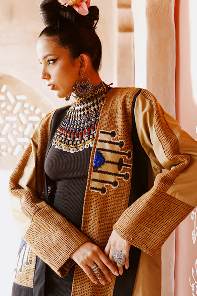 عباية السفر الفاخرة باللون البيج مع لمسات من اللون الأزرق الملكي