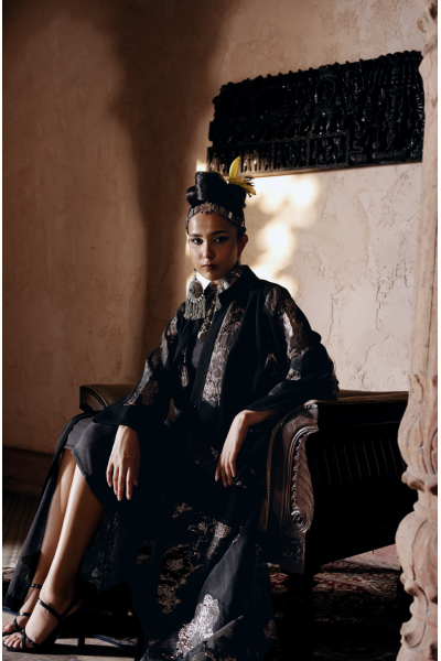 عباية الحرير الأسود بلمسات ذهبية فاخرة