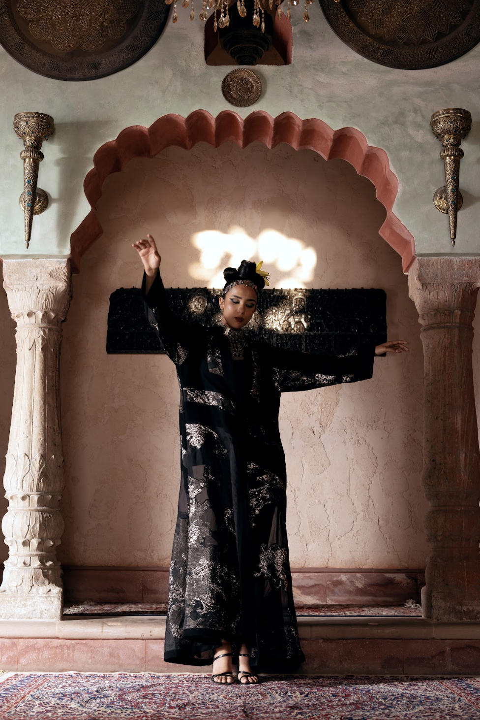 عباية الحرير الأسود بلمسات ذهبية فاخرة