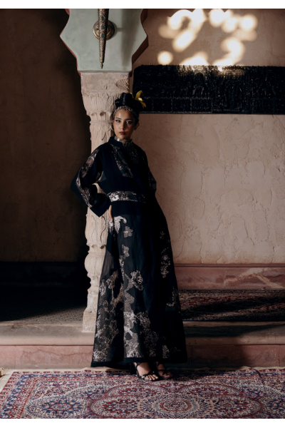 عباية الحرير الأسود بلمسات ذهبية فاخرة