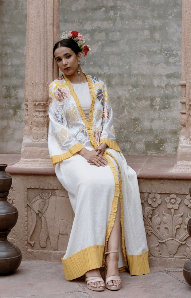 عباية السفر المريحة بتدرجات الأصفر