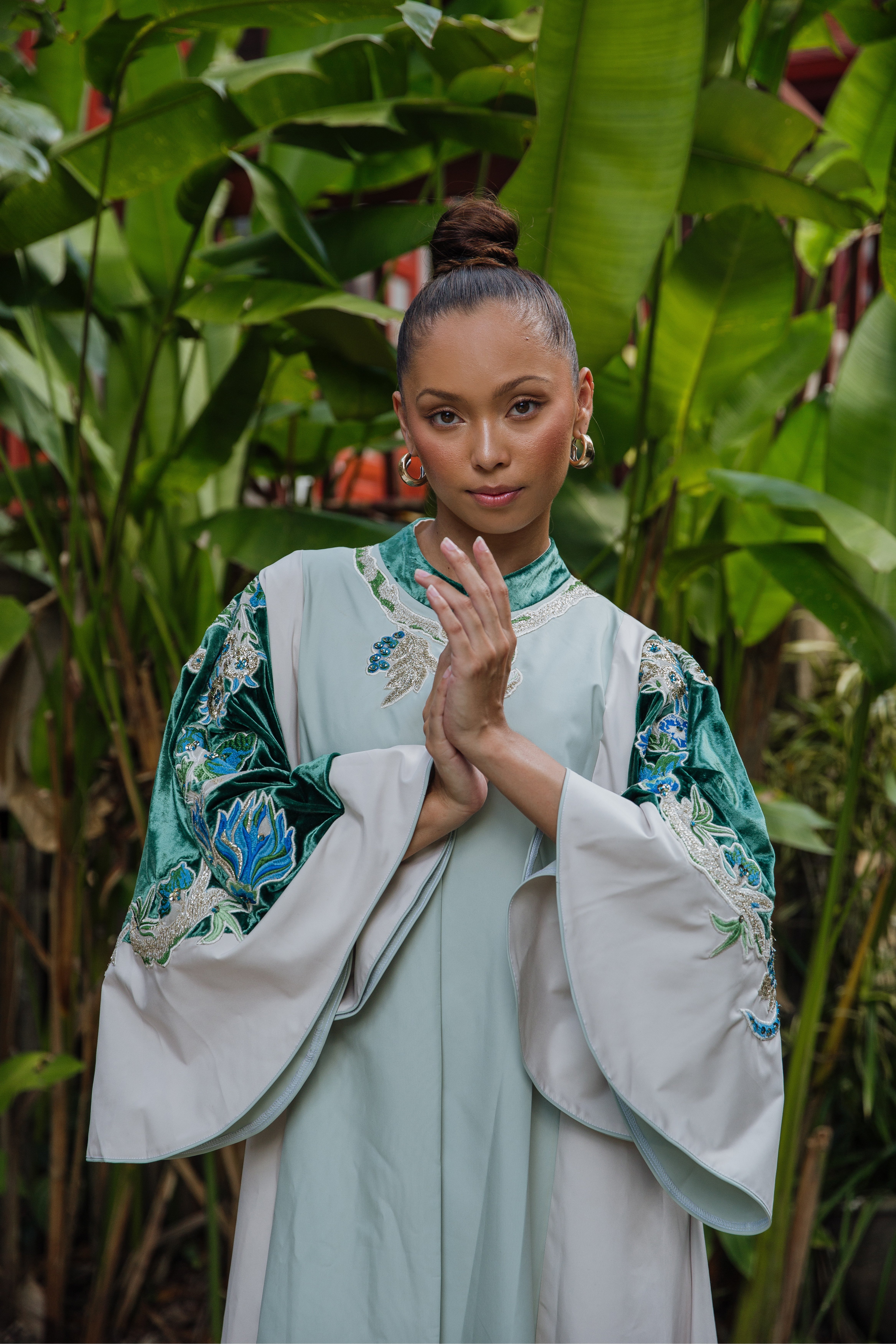 عباية  شتوية راقية جدا باللون الابيض + فيروزي