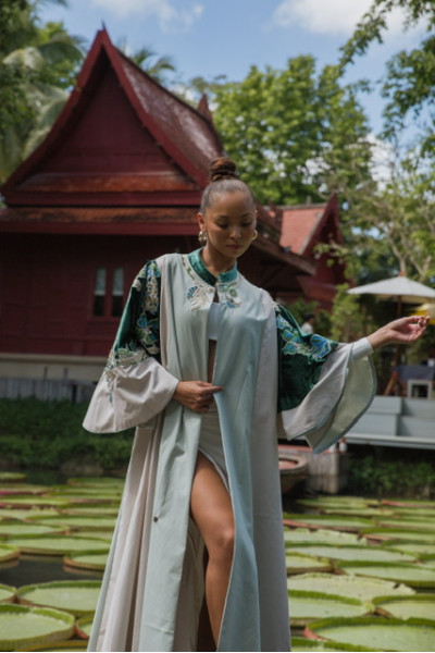 عباية  شتوية راقية جدا باللون الابيض + فيروزي