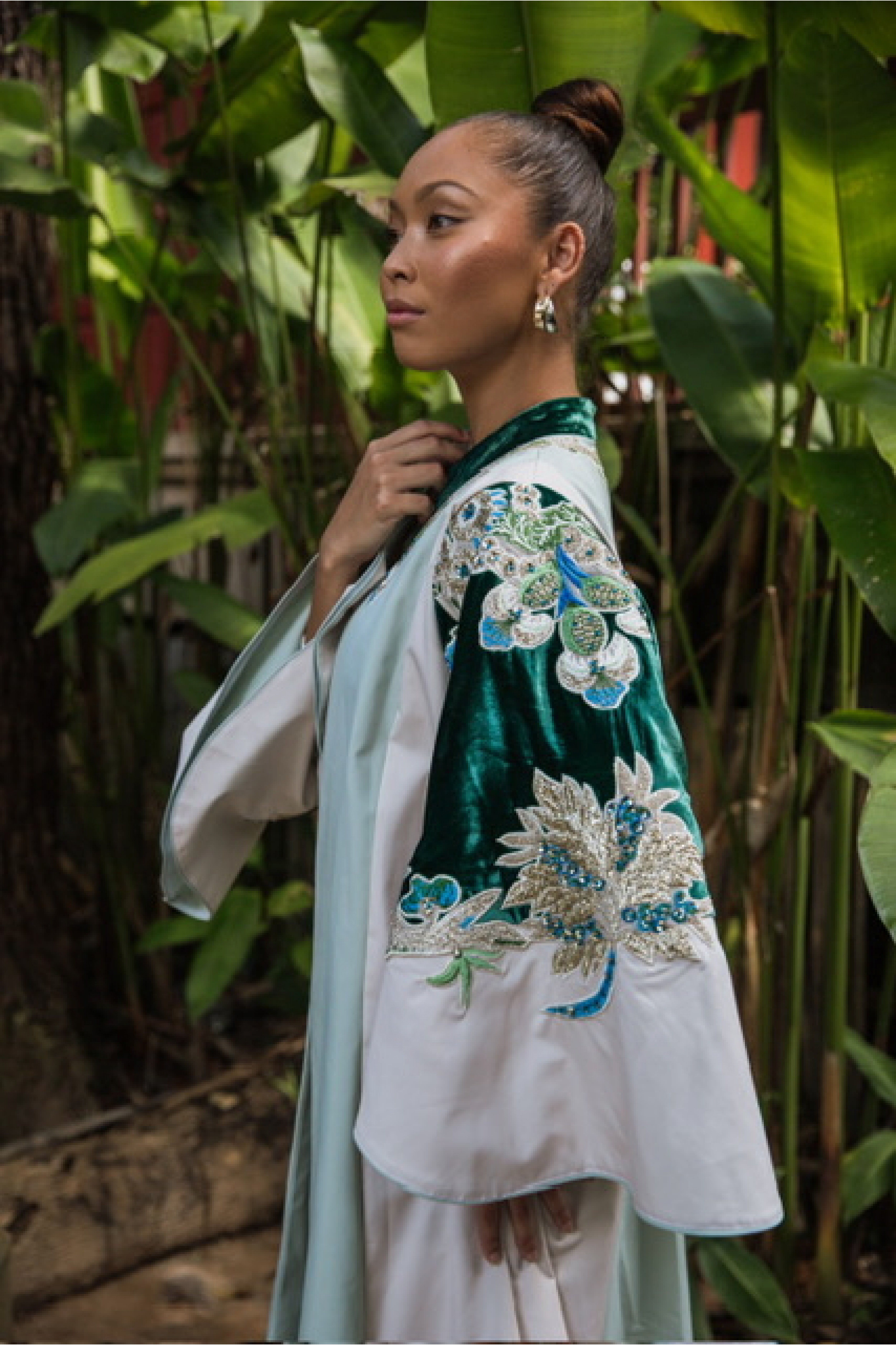 عباية  شتوية راقية جدا باللون الابيض + فيروزي