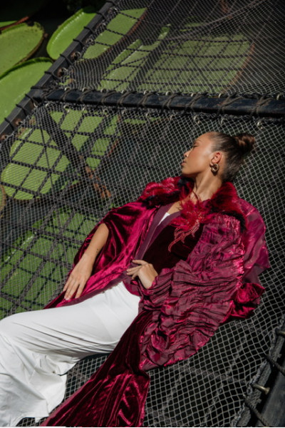 عباية مخملية فخمة باللون الأحمر 