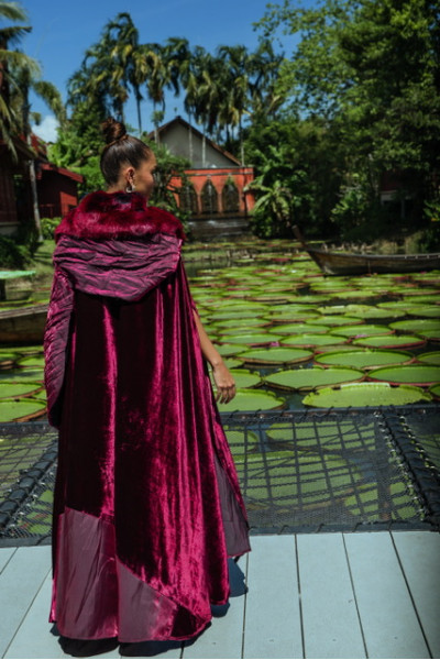 عباية مخملية فخمة باللون الأحمر 