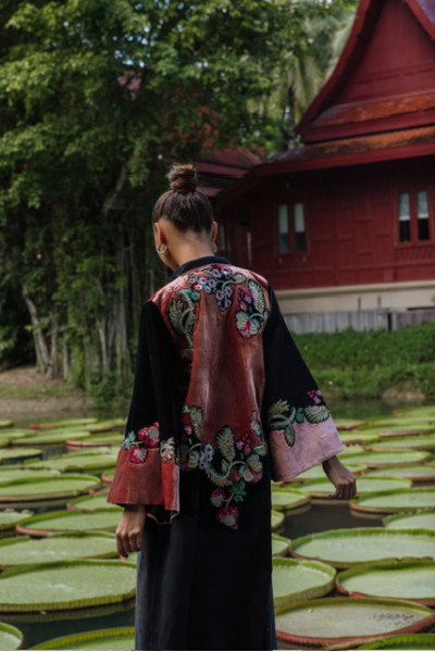 عباية شتوية سوداء مع اضافة المخمل الأحمر 