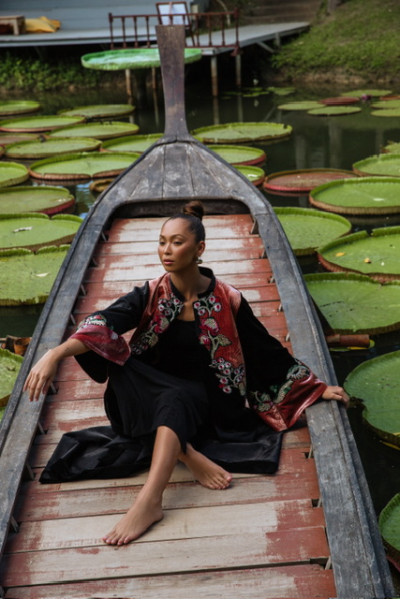 عباية شتوية سوداء مع اضافة المخمل الأحمر 