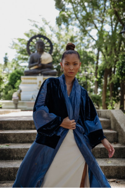 عباية مخملية باللون الكحلي 