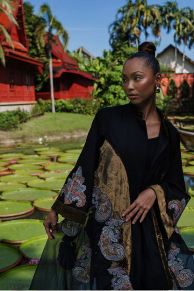 عباية سوداء عملية مطرزة بالورد الانيق 