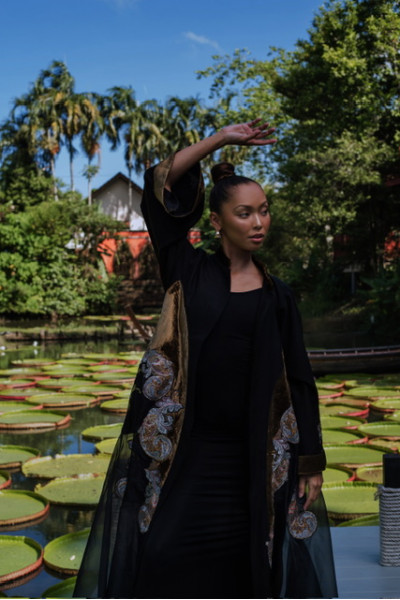 عباية سوداء عملية مطرزة بالورد الانيق 