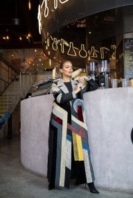 عباية سوداء مع مزيج من الالوان بالرسم 