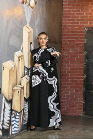 عباية سوداء مع اضافة الرسم الابيض 