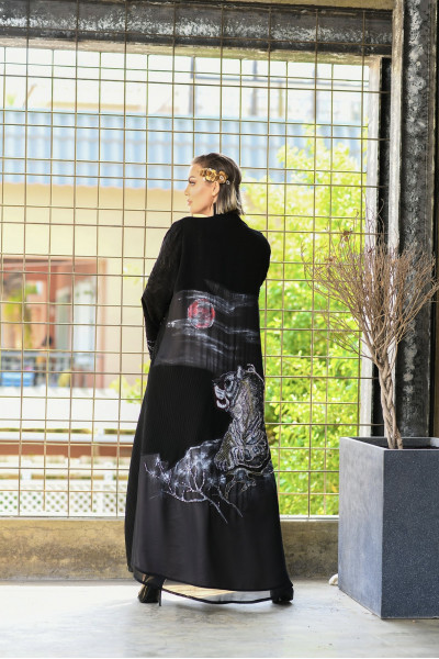 عباية سوداء مع رسم راقي 