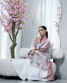 عباية بقماش ديور عملية وردية 