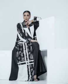 عباية ديور عملية باللونين الأبيض و الأسود