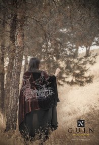 عباية فنية سوداء مع الاحمر الملكي