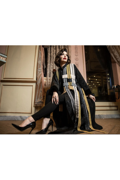 عباية سوداء يومية أنيقة مع اضافة الوان هادئة