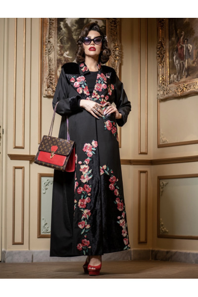 عباية سوداء مخملية بالورد الأحمر 