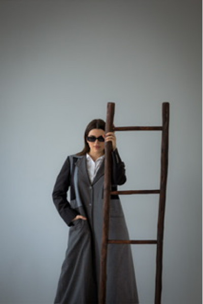 عباية سوداء و رصاصي عملية و راقية 