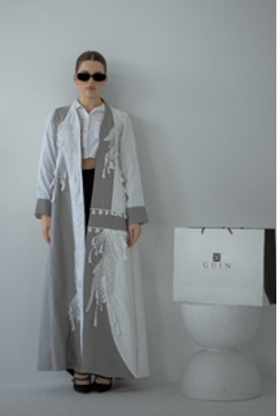 عباية عملية راقية جداً بالأبيض و الرصاصي 