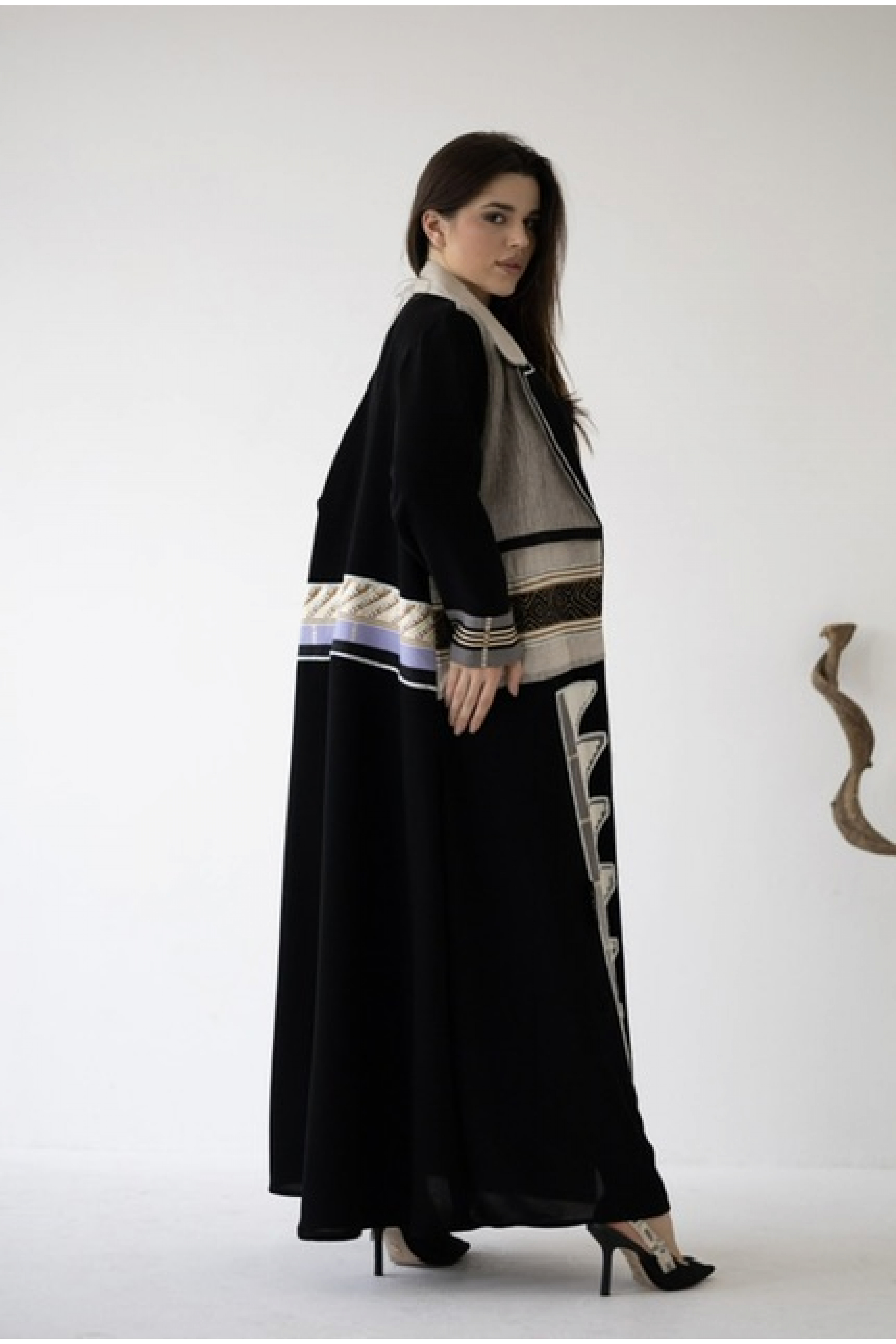 عباية يومية ( بليزر ) مع تطريز راقي 