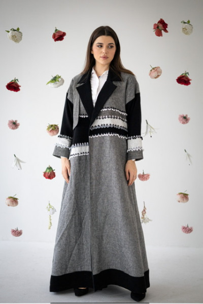 عباية يومية بتفاصيل باللون الأسود و الرصاصي 