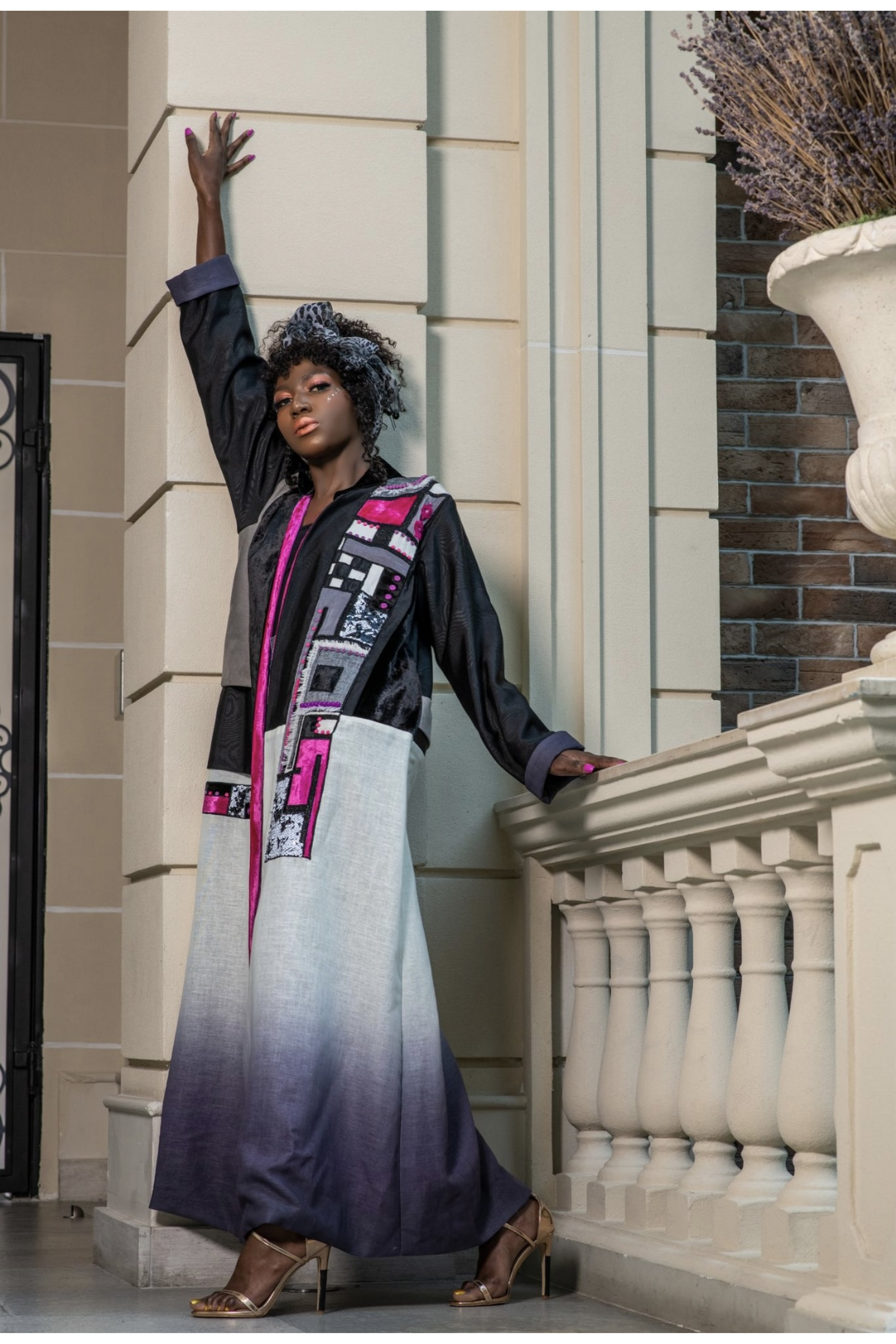 عباية شتوية مع اضافة اللون الوردي الصريح 