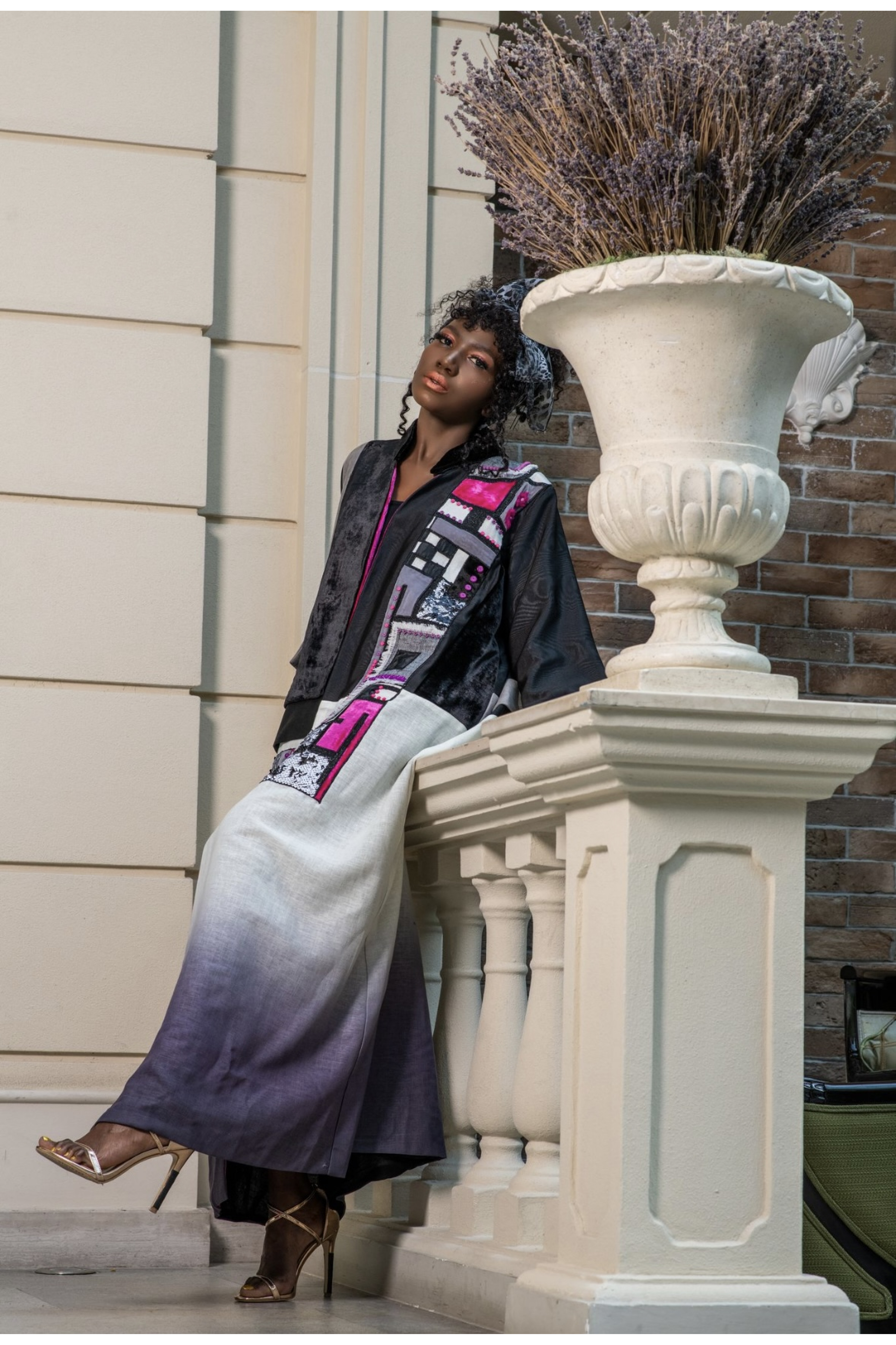 عباية شتوية مع اضافة اللون الوردي الصريح 