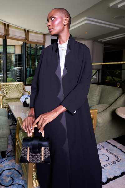 عبايه راقيه سوداء