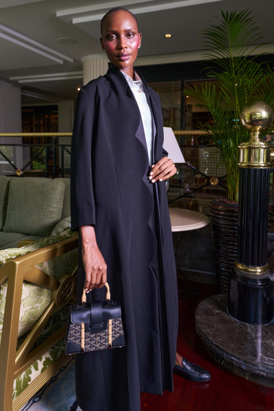 عبايه راقيه سوداء