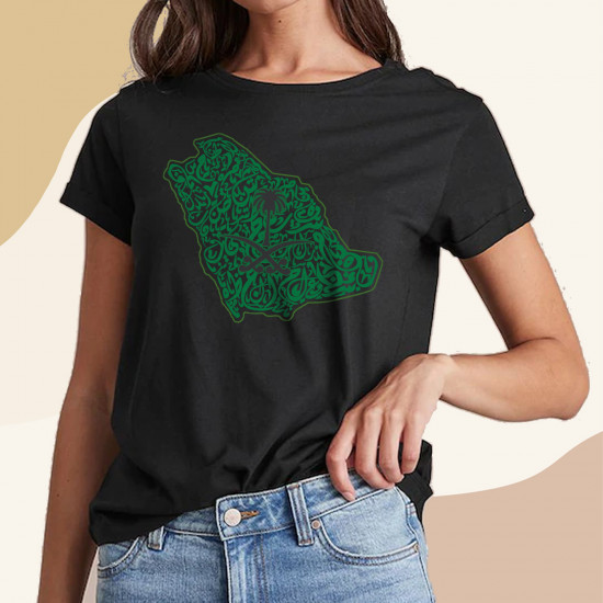 تيشيرت خريطة المملكة حروف عربيه مزخرفه شعار اسود